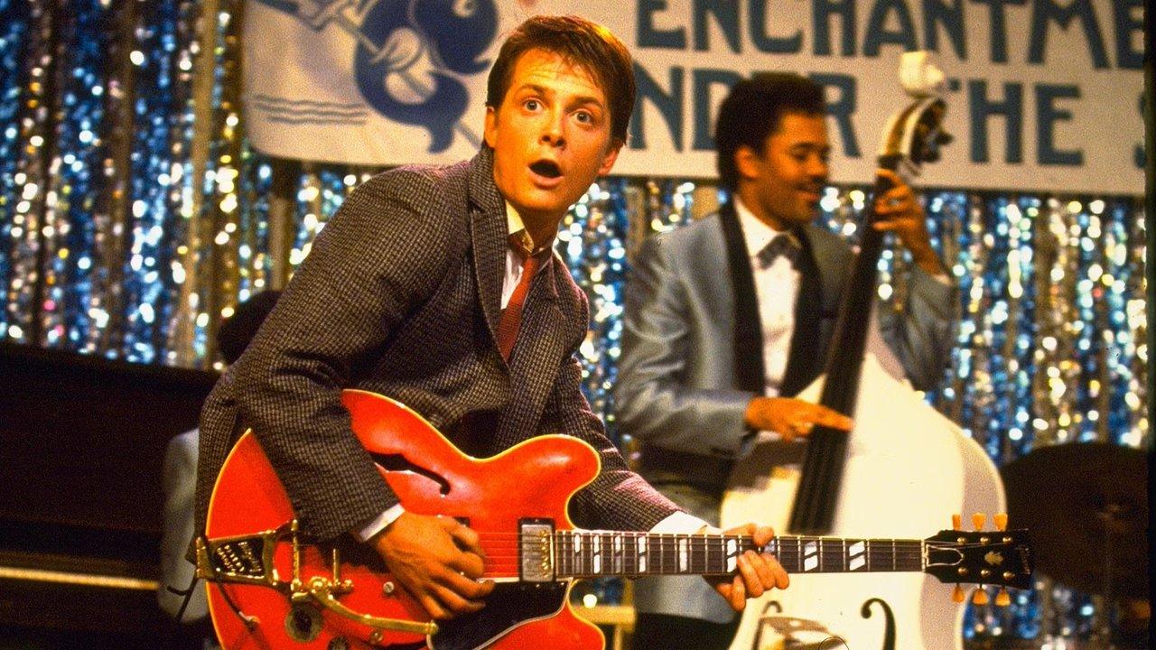 Marty McFly (Michael J. Fox) speelt gitaar op het podium aan het einde van Back to the Future.