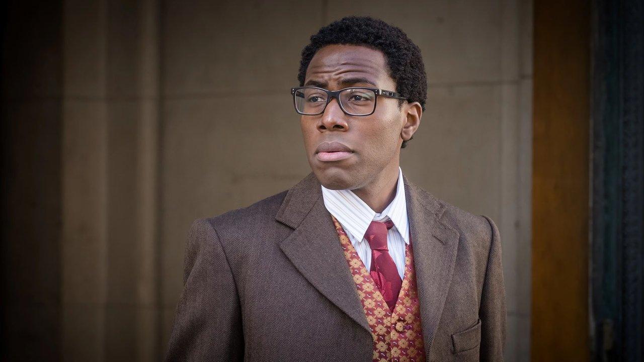 Nick (Daniel Lawrence Taylor) staart naar iets in Timewasters.