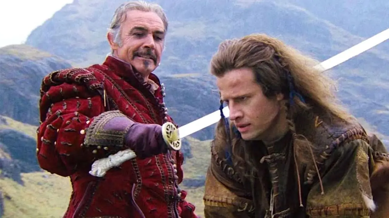 Sean Connery como Juan sosteniendo una espada con Christopher Lambert como Connor MacLeod en Highlander