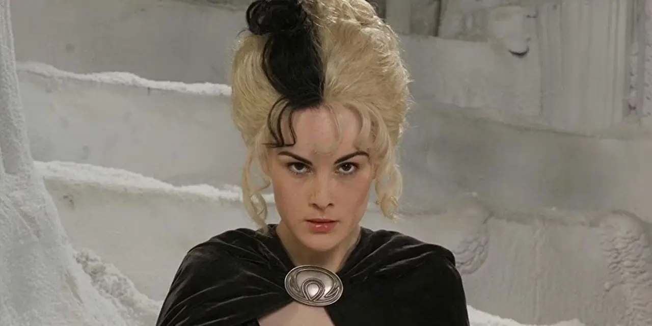 Susan Sto Helit regarde directement la caméra Susan Sto Helit regarde directement la caméra
