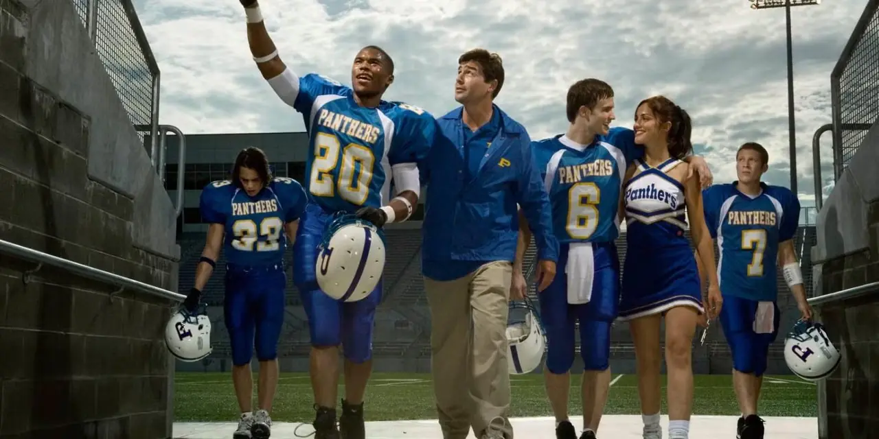 Una imagen del elenco de Friday Night Lights entrando a un estadio. Una imagen del elenco de Friday Night Lights entrando a un estadio.