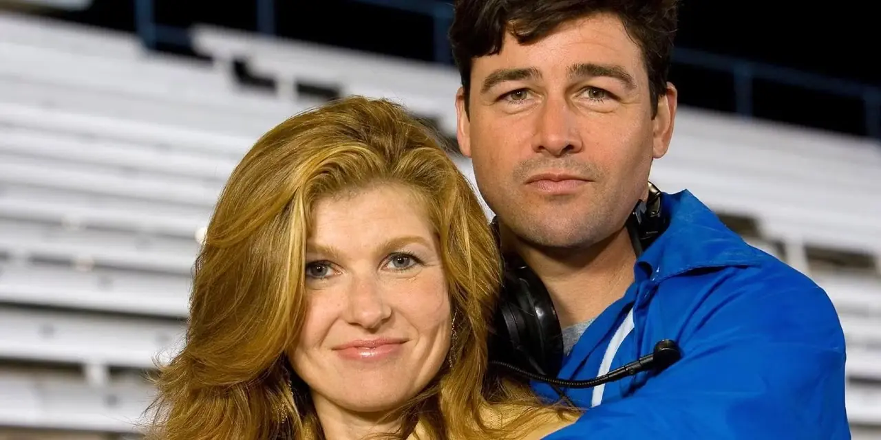 Eric (Kyle Chandler) y Tami Taylor (Connie Britton) en las gradas en Friday Night Lights. Eric (Kyle Chandler) y Tami Taylor (Connie Britton) en las gradas en Friday Night Lights.