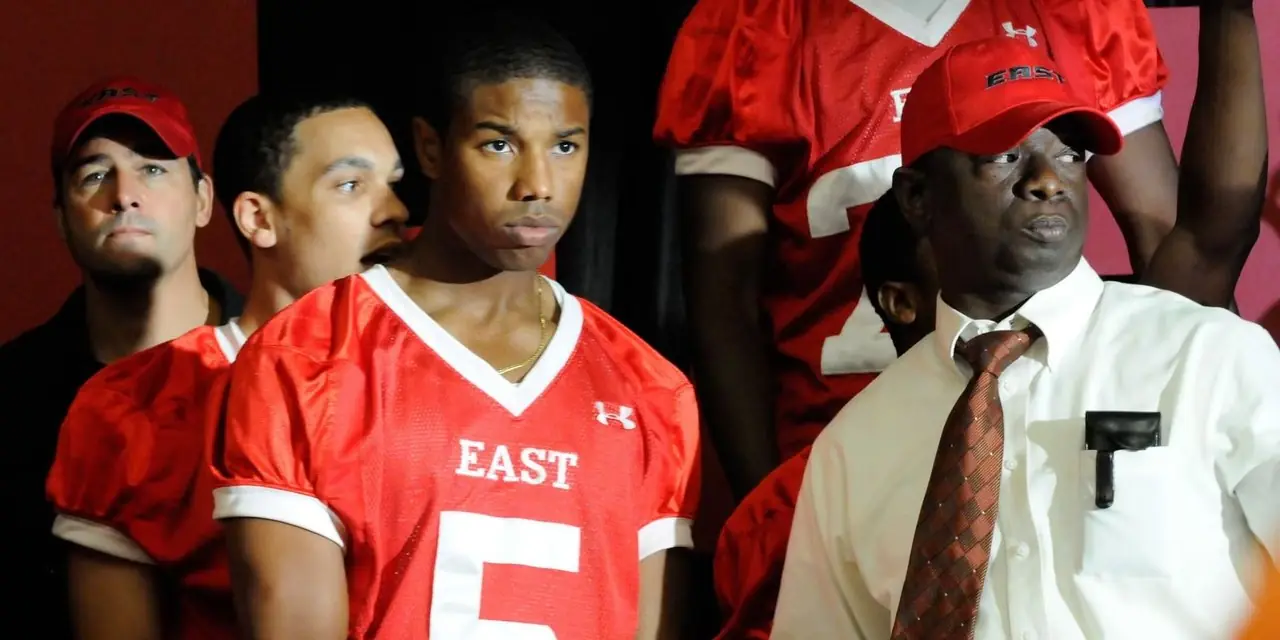 Michael B Jordan como Vince Howard entrando a un juego en Friday Night Lights. Michael B Jordan como Vince Howard entrando a un juego en Friday Night Lights.