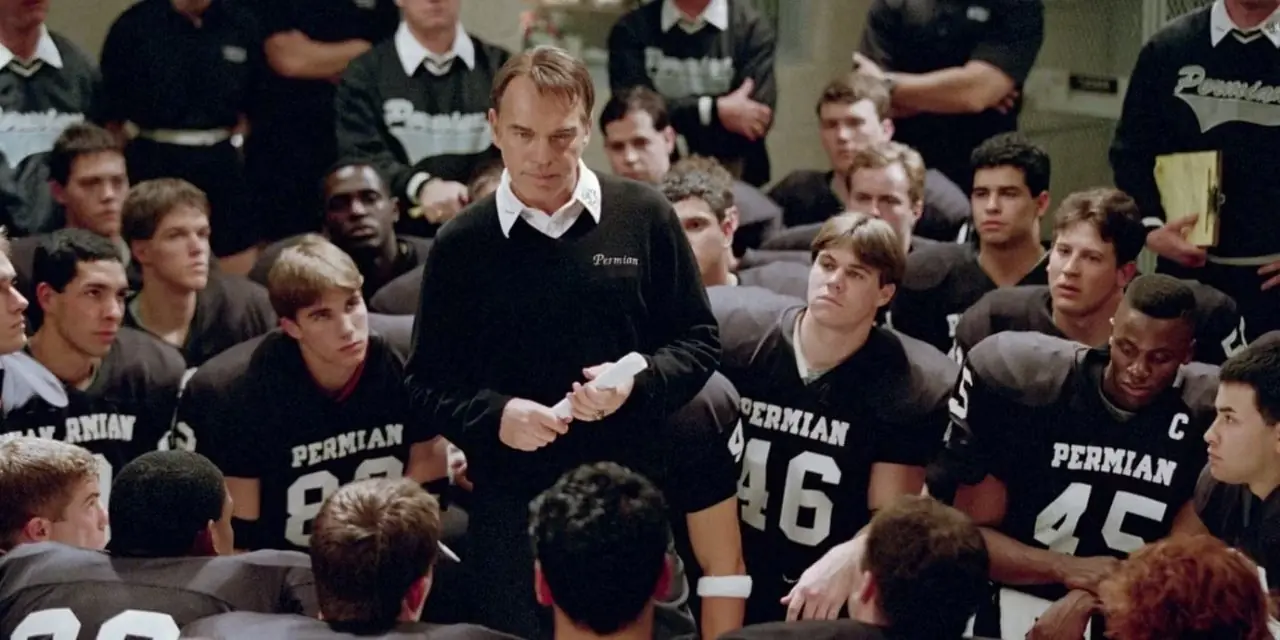 El entrenador Gary Gaines con su equipo en Friday Night Lights El entrenador Gary Gaines con su equipo en Friday Night Lights
