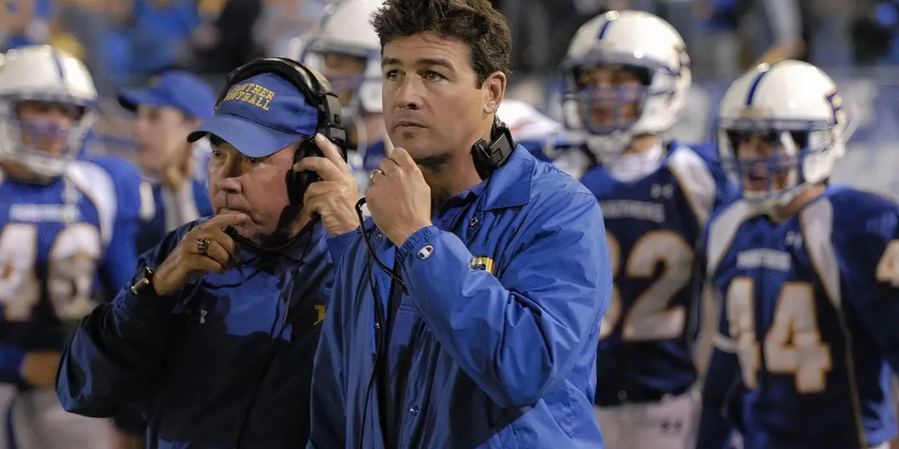 El entrenador Carter al margen en Friday Night Lights El entrenador Carter al margen en Friday Night Lights