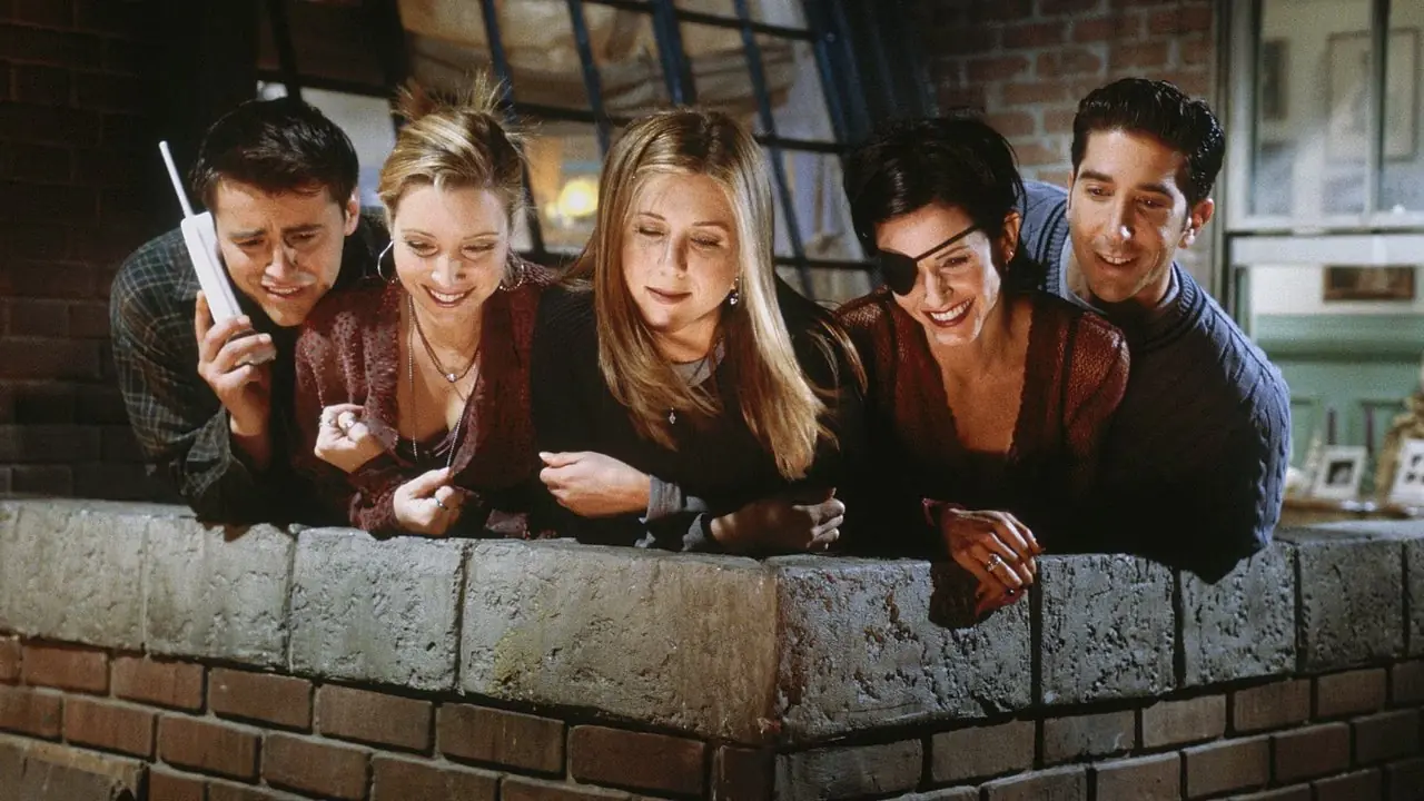 La pandilla de Friends sin Chandler mirando por el balcón del apartamento.