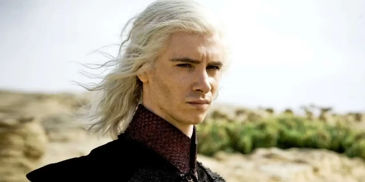 Viserys Targaryen ينظر إلى المسافة والرياح تهب على وجهه في Game of Thrones Viserys Targaryen ينظر إلى المسافة والرياح تهب على وجهه في Game of Thrones