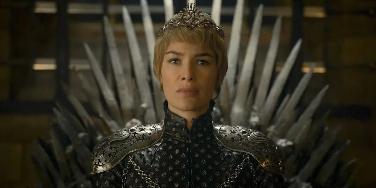 Cersei Lannister viene incoronata regina in Game of Thrones. Cersei Lannister viene incoronata regina in Game of Thrones.