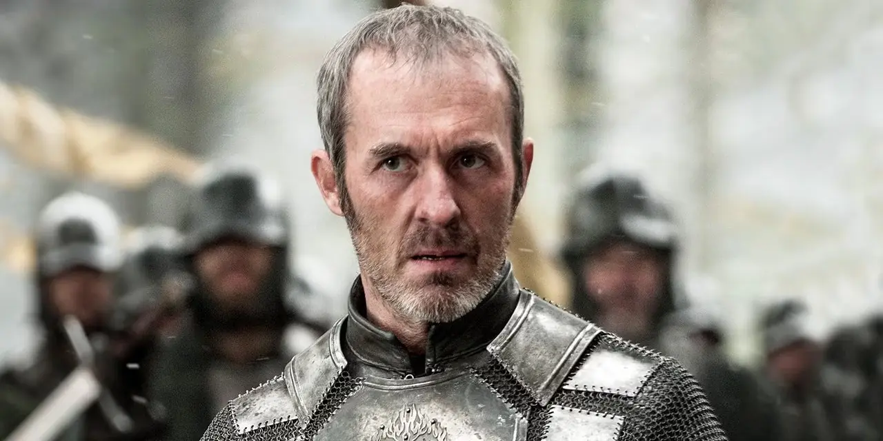 Stannis Baratheon sembra serio mentre il suo esercito sta dietro di lui in Game of Thrones. Stannis Baratheon sembra serio mentre il suo esercito sta dietro di lui in Game of Thrones.