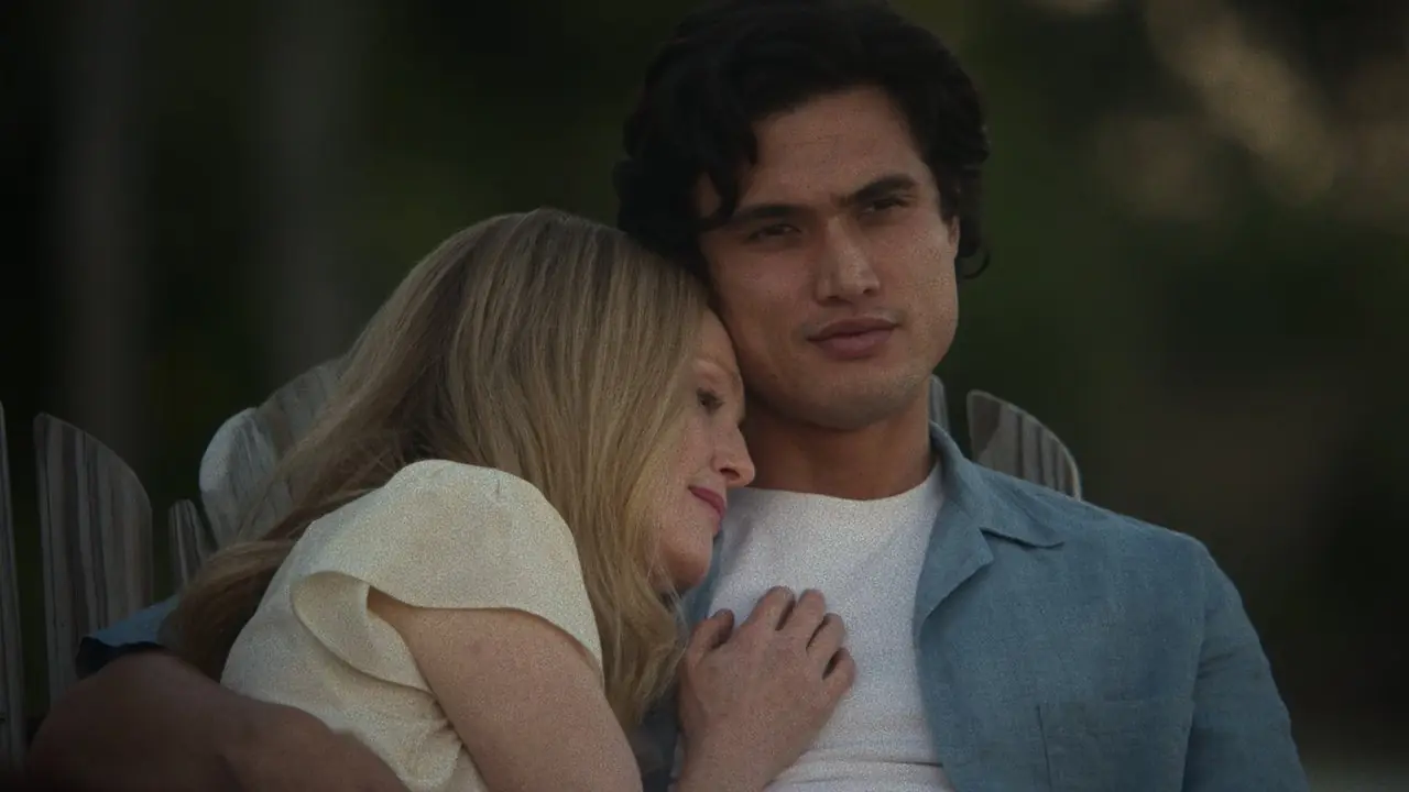 Julianne Moore en Charles Melton in mei december