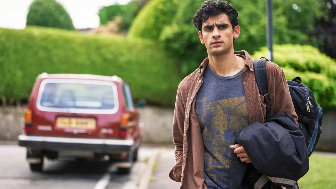 Ravi Singh (Zain Iqbal) aan de kant van de weg in A Good Girl's Guide to Murder seizoen 1