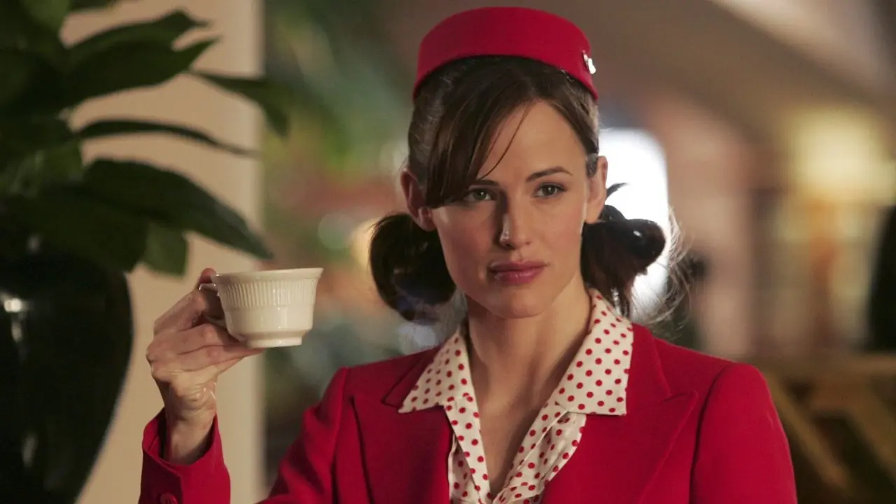 Jennifer Garner, Sydney Bristow rolünde kırmızı bir kıyafet giyiyor ve Alias'ta bir kahve fincanı tutuyor. Jennifer Garner, Sydney Bristow rolünde kırmızı bir kıyafet giyiyor ve Alias'ta bir kahve fincanı tutuyor.