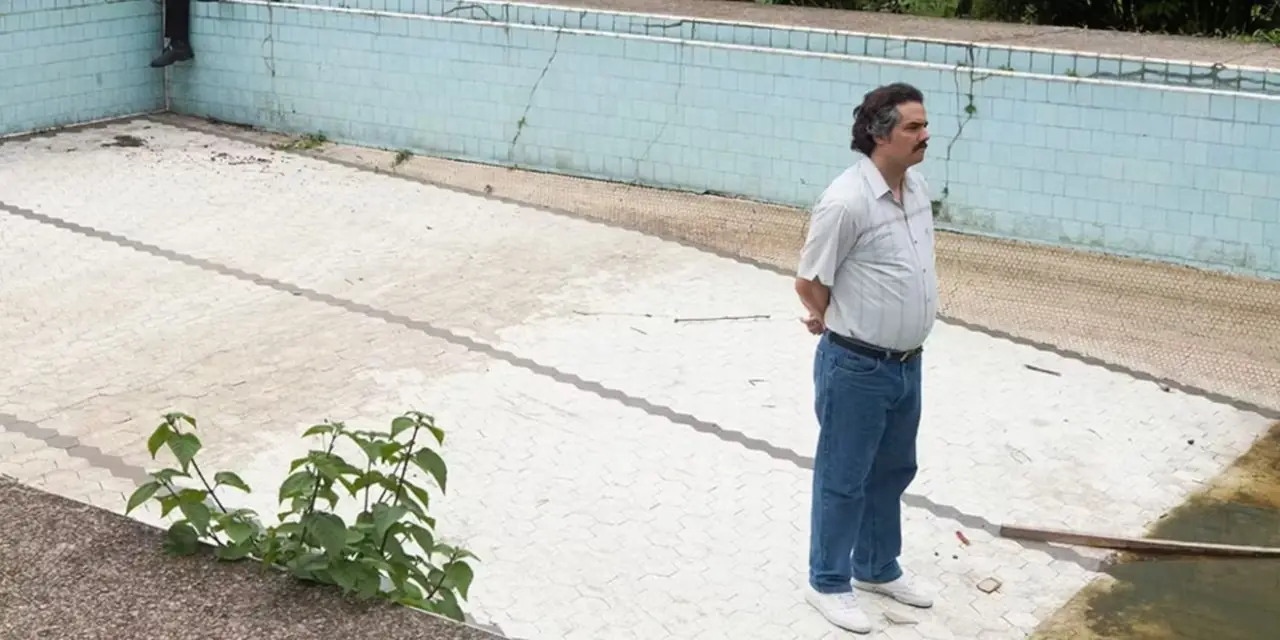 Pablo Escobar (Wagner Moura) aspetta in una piscina vuota nella seconda stagione di Narcos Pablo Escobar (Wagner Moura) aspetta in una piscina vuota nella seconda stagione di Narcos