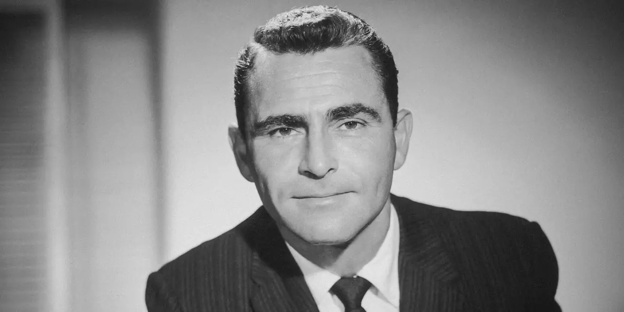 La dimensión desconocida Rod Serling mirando a la cámara