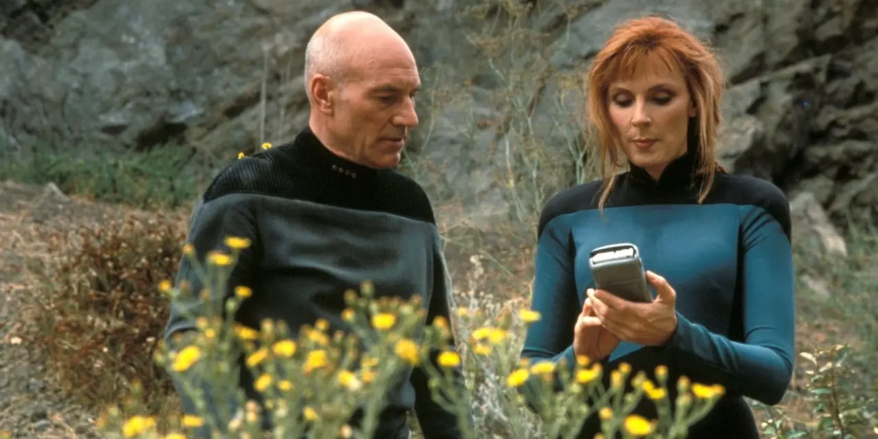 Picard (Patrick Stewart) e Beverly (Gates McFadden) guardano un dispositivo in Star Trek: The Next Generation. Picard (Patrick Stewart) e Beverly (Gates McFadden) guardano un dispositivo in Star Trek: The Next Generation.
