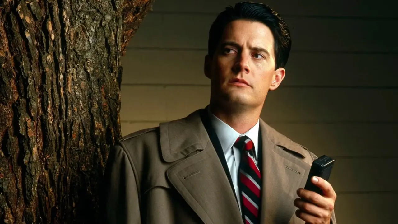 كايل ماكلاشلان في دور العميل ديل كوبر يحمل جهاز تسجيل في صورة ترويجية لـ Twin Peaks
