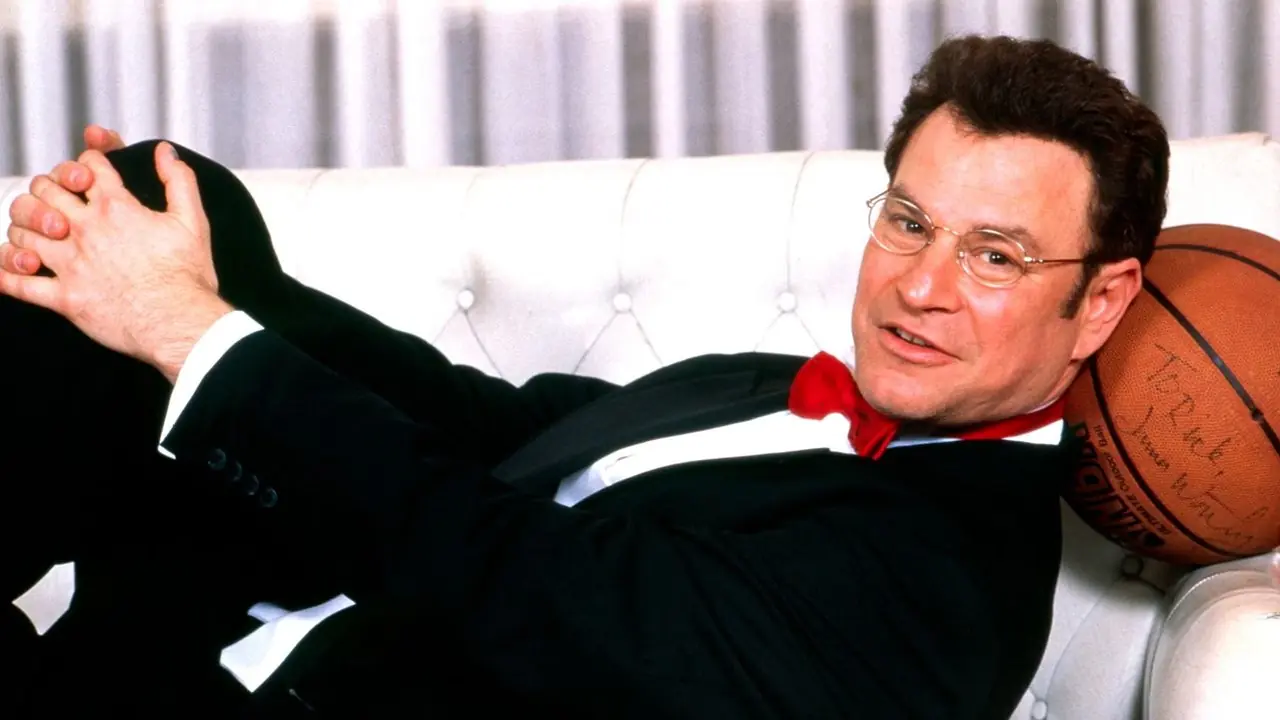 Arliss Michaels (Robert Wuhl) allongé avec un ballon de basket comme oreiller à Arliss.