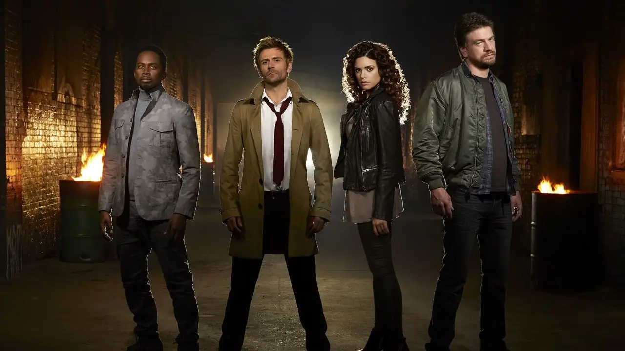 John Constantine e sua equipe estão em um beco escuro no programa de TV Constantine John Constantine e sua equipe estão em um beco escuro no programa de TV Constantine