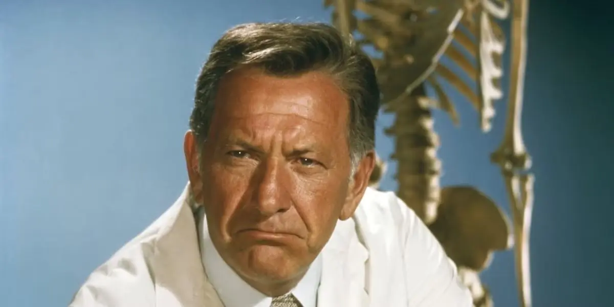يبدو كوينسي غاضبًا في مختبره من Quincy M.E.
