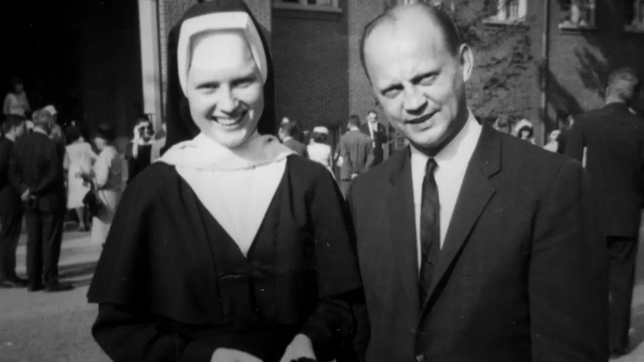 Et svart-hvitt-bilde av en nonne og en mann i dress i Netflix-dokumentaren The Keepers. Et svart-hvitt-bilde av en nonne og en mann i dress i Netflix-dokumentaren The Keepers.