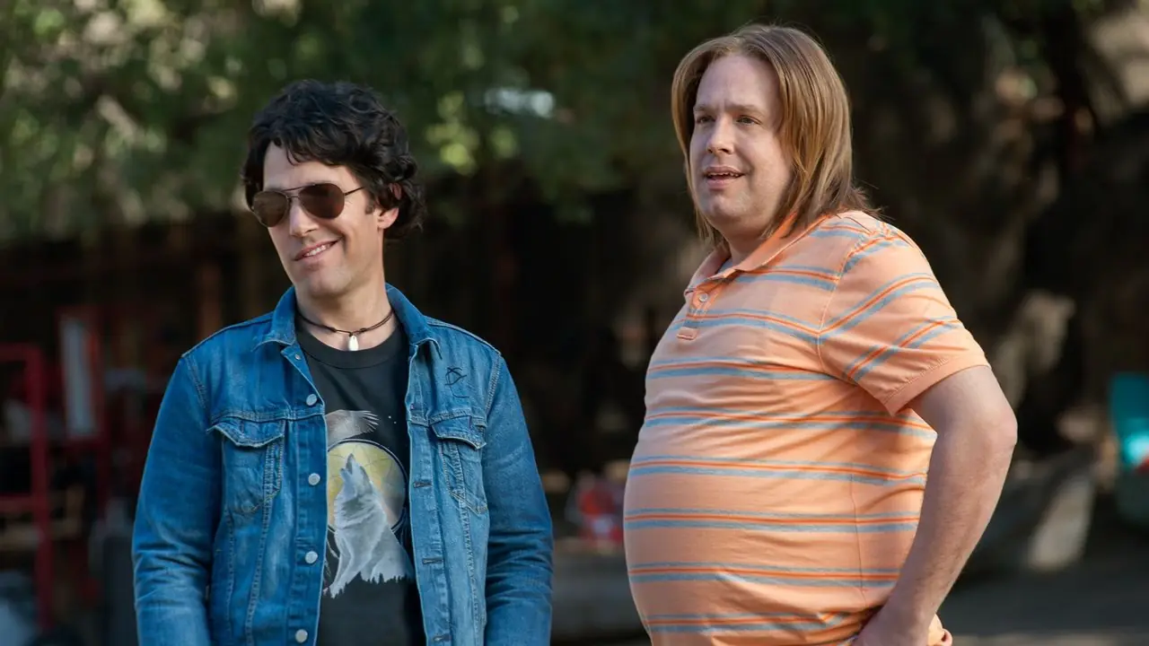 Andy (Paul Rudd) i J.J. (Zak Orth) patrzący na kogoś w Wet Hot American Summer: Pierwszy dzień obozu. Andy (Paul Rudd) i J.J. (Zak Orth) patrzący na kogoś w Wet Hot American Summer: Pierwszy dzień obozu.