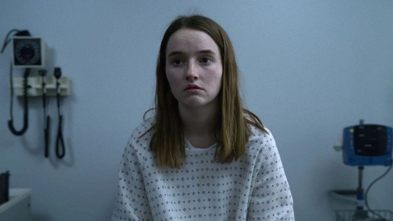 Kaitlyn Dever jako Marie Adler siedząca na sali szpitalnej w sukni w filmie Niewiarygodne. Kaitlyn Dever jako Marie Adler siedząca na sali szpitalnej w sukni w filmie Niewiarygodne.
