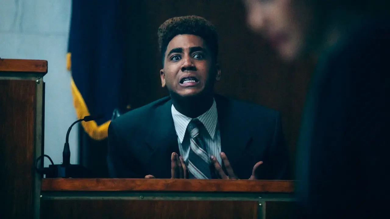 Jharrel Jerome jako Korey Wise gestykulujący do siebie w sądzie w „When They See Us”. Jharrel Jerome jako Korey Wise gestykulujący do siebie w sądzie w „When They See Us”.