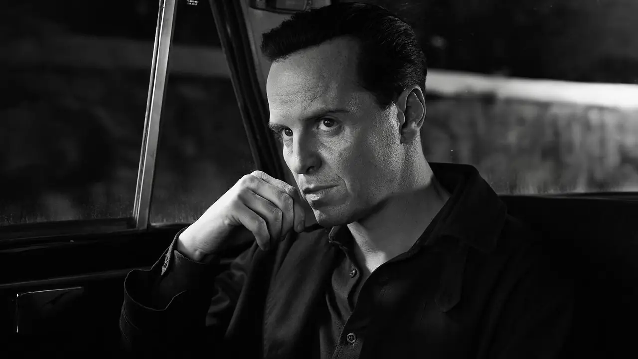 Andrew Scott jako Ripley, nadąsany w samochodzie w Ripley. Andrew Scott jako Ripley, nadąsany w samochodzie w Ripley.