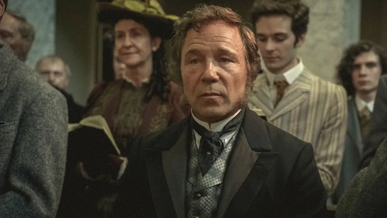 Elias (Stephen Graham) de pie entre una multitud en Bodies.