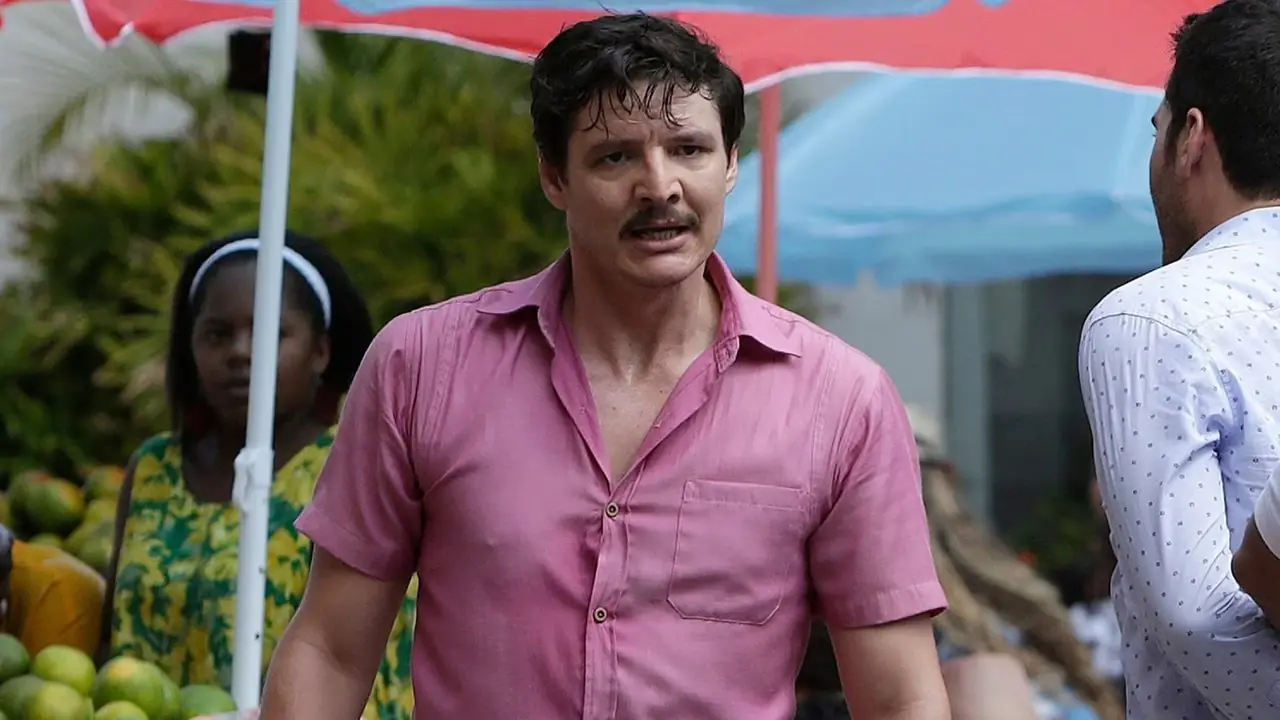 Javier Peña (Pedro Pascal) wygląda na zdenerwowanego na kadrze z „Narcos”.