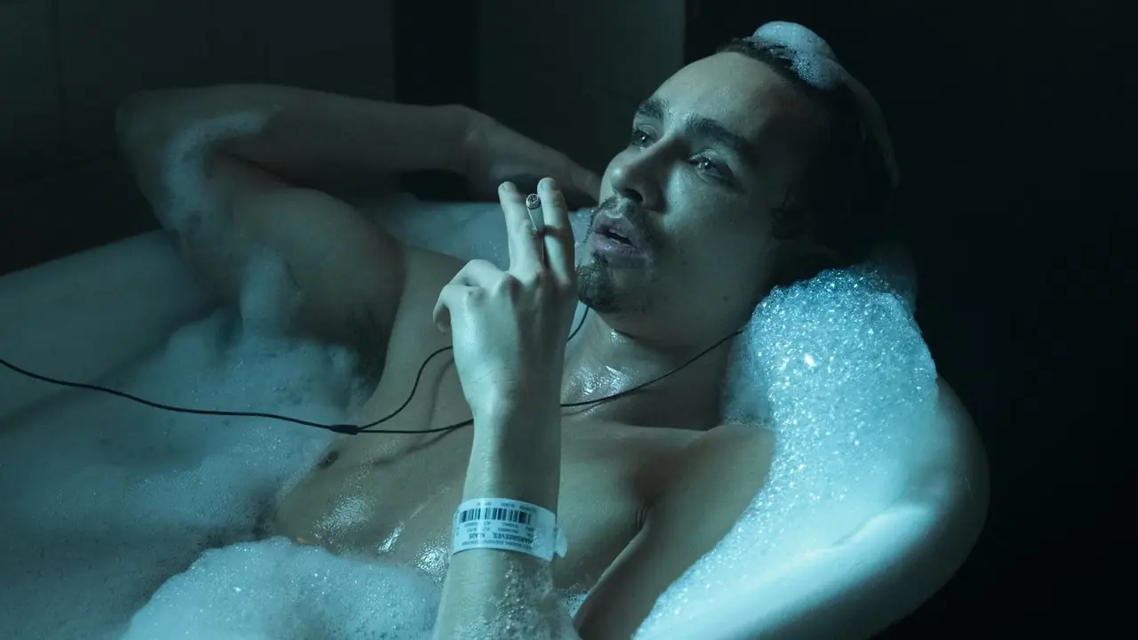 Robert Sheehan, Şemsiye Akademisi'ndeki Klaus Hargreeves rolünde Robert Sheehan, Şemsiye Akademisi'ndeki Klaus Hargreeves rolünde