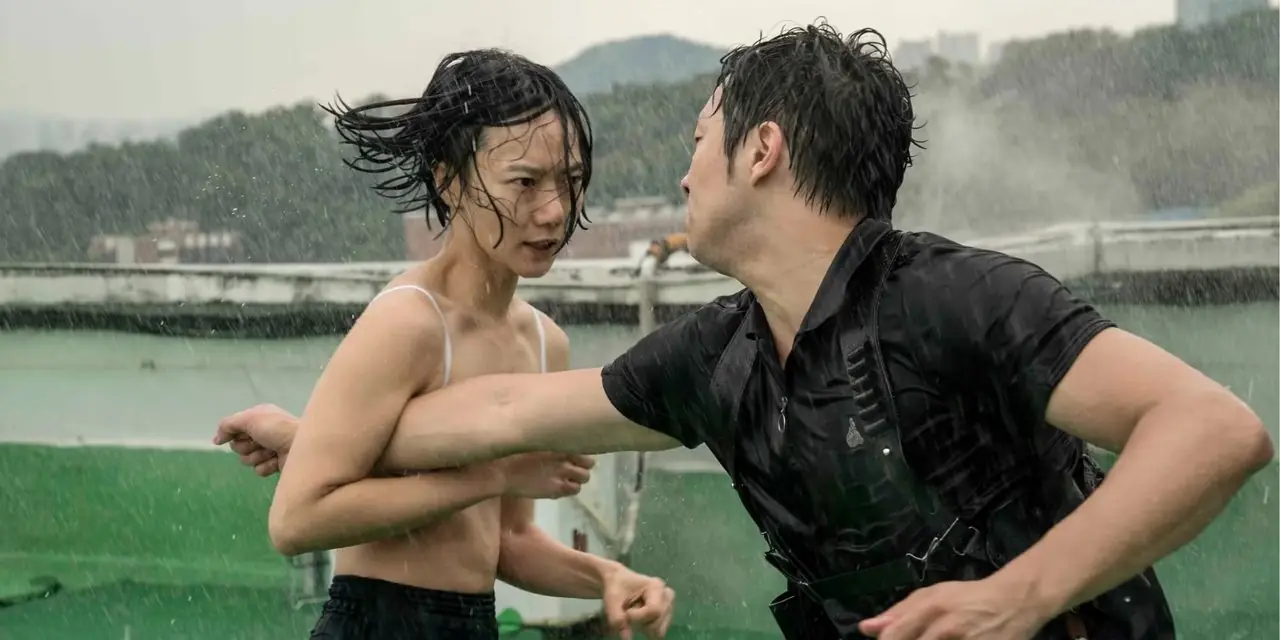 Sun lotta sotto la pioggia, con l'aria esausta ma determinata, nella serie TV Sense8.