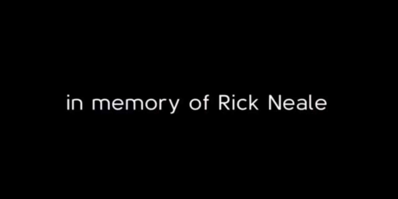 Eine Titelkarte mit der Aufschrift „In Erinnerung an Rick Neale“ am Ende der Premiere der dritten Staffel von Resident Alien Eine Titelkarte mit der Aufschrift „In Erinnerung an Rick Neale“ am Ende der Premiere der dritten Staffel von Resident Alien