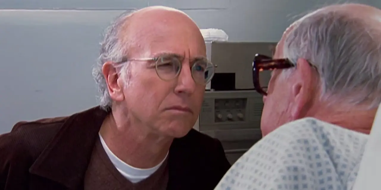 Larry David staart achterdochtig naar zijn vader in Curb Your Enthusiasm seizoen 5