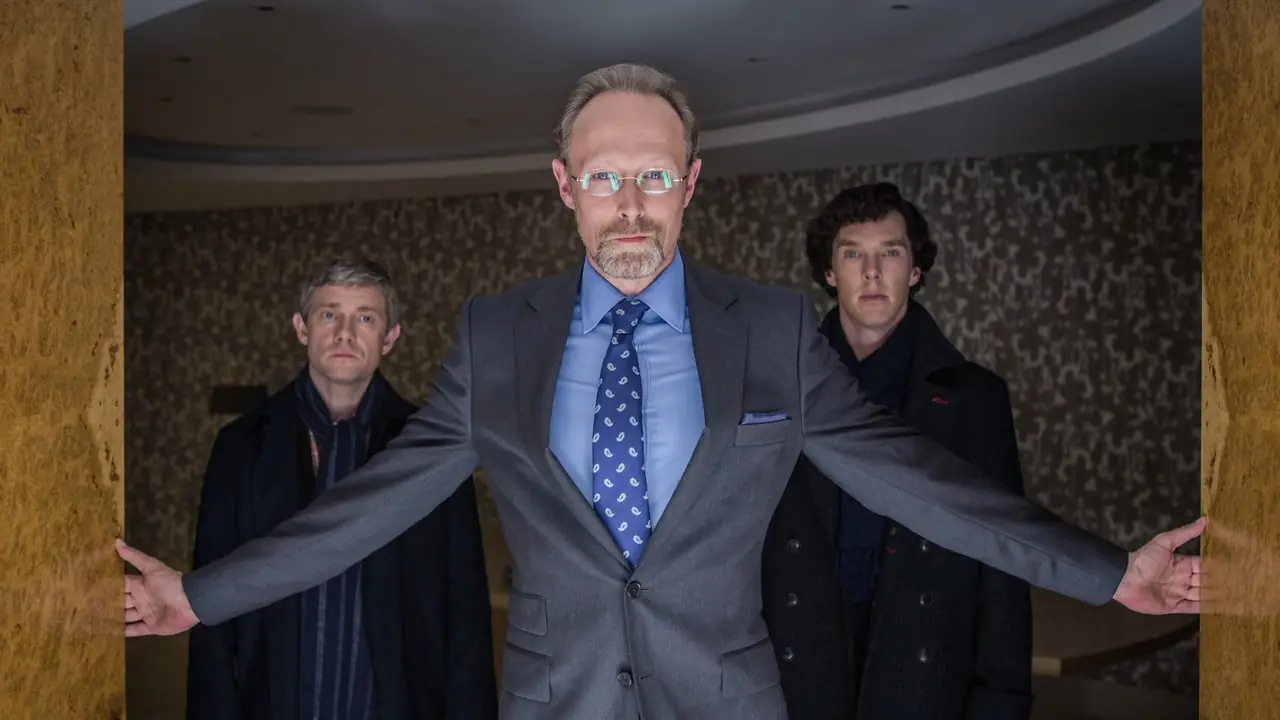 Charles Augustus Magnussen con John y Sherlock en la temporada 4 de Sherlock. Charles Augustus Magnussen con John y Sherlock en la temporada 4 de Sherlock.