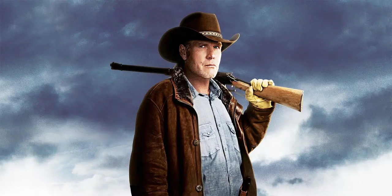 파란색 배경을 배경으로 Longmire의 주인공으로 포즈를 취하는 Robert Taylor 파란색 배경을 배경으로 Longmire의 주인공으로 포즈를 취하는 Robert Taylor