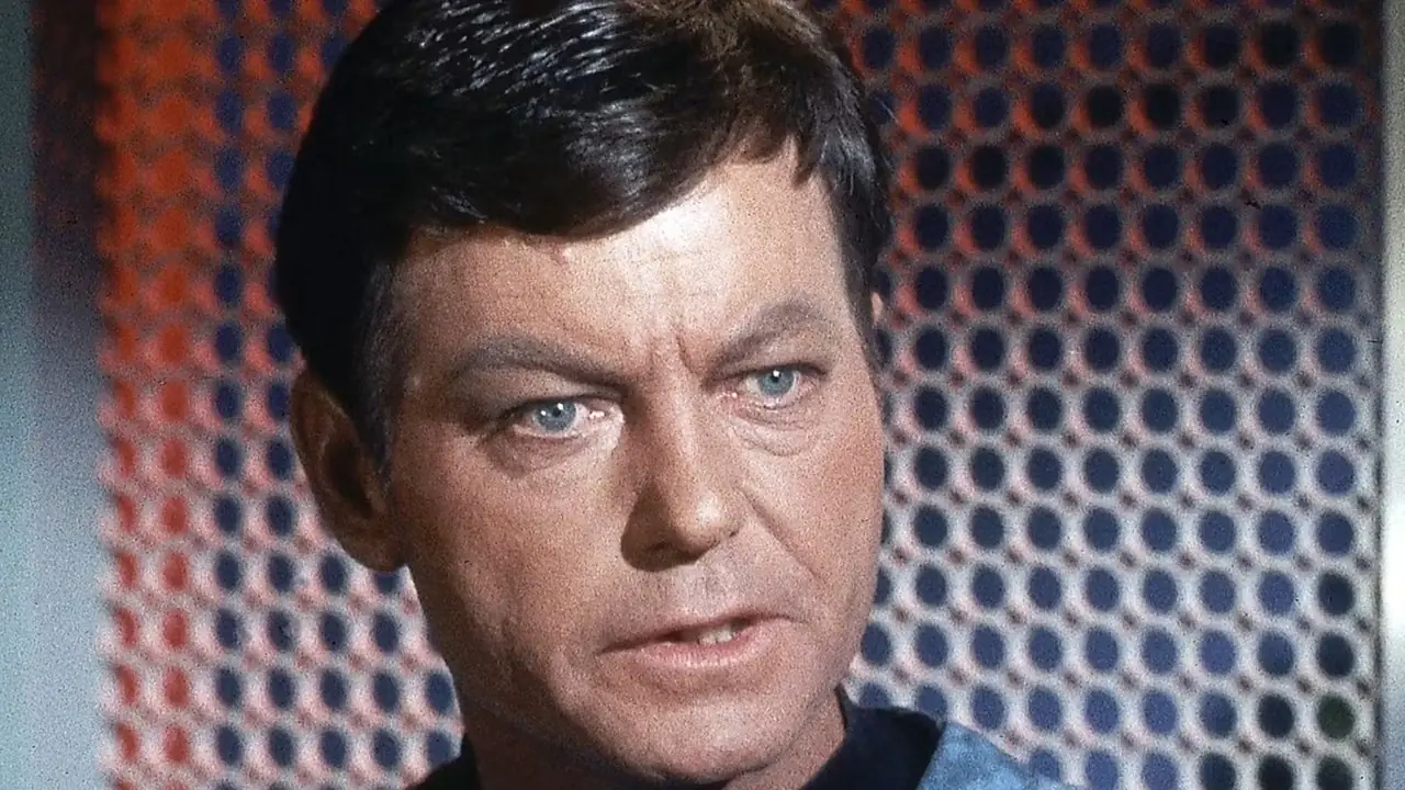 DeForest Kelley como el Dr. McCoy en Star Trek.