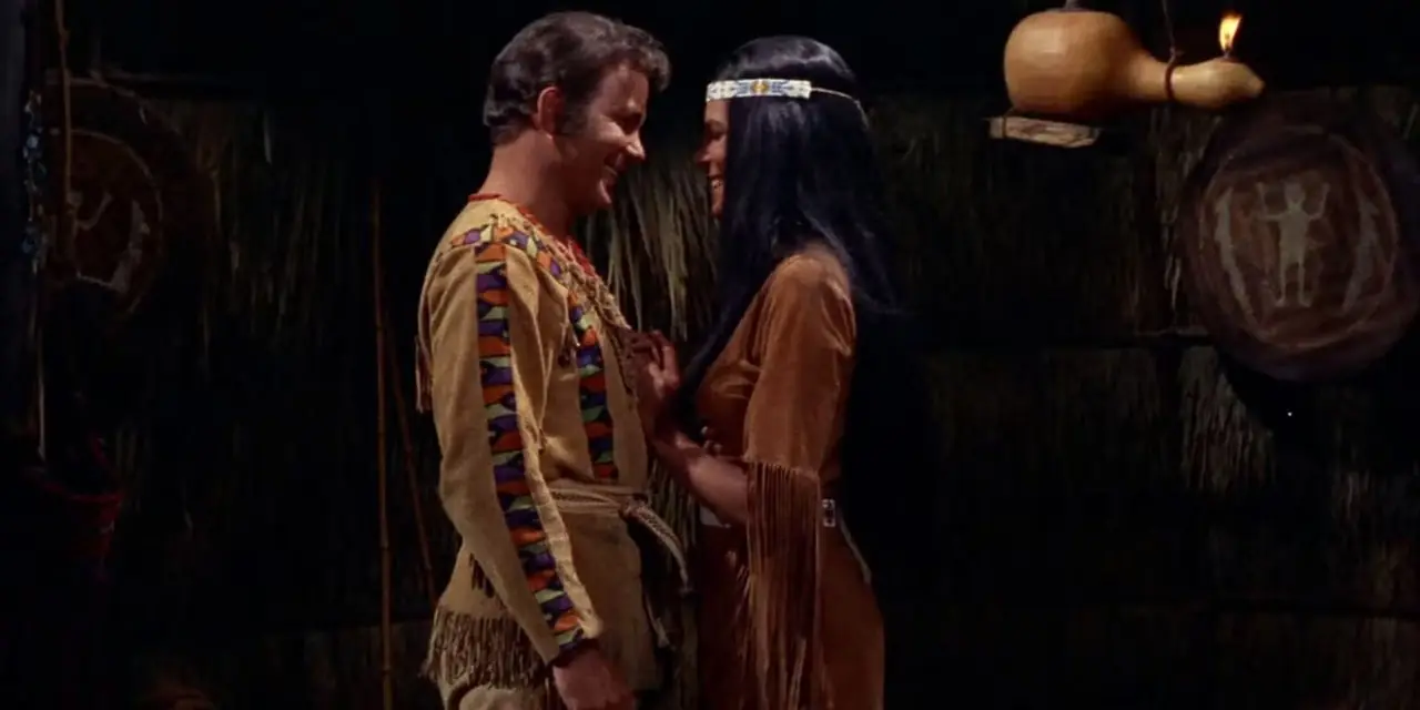 Kirk y Miramanee están uno frente al otro en Star Trek
