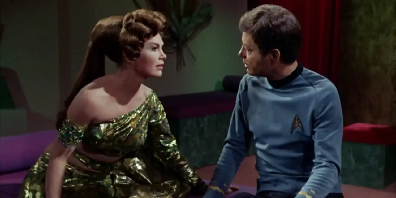 McCoy se sienta con Natira en Star Trek