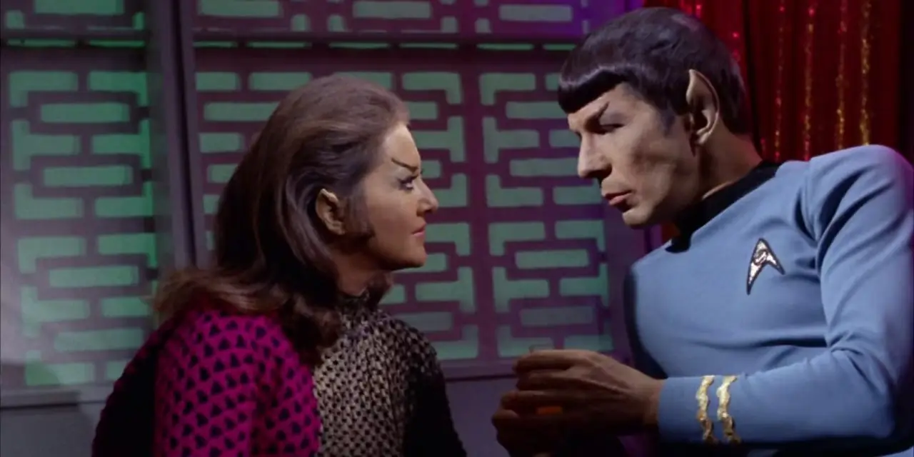 Spock acostado con un comandante romulano en Star Trek