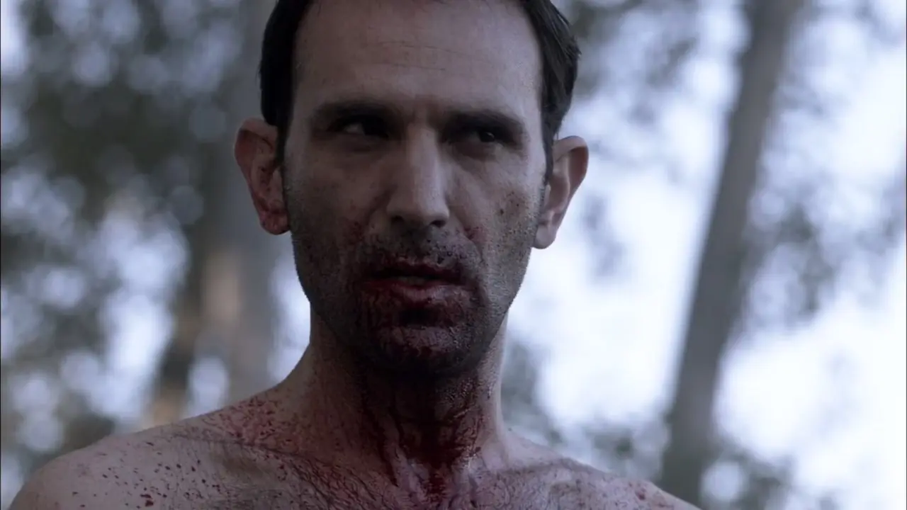 Ein weißer Mann ohne Hemd und voller Blutspritzer aus der Serie Supernatural Ein weißer Mann ohne Hemd und voller Blutspritzer aus der Serie Supernatural