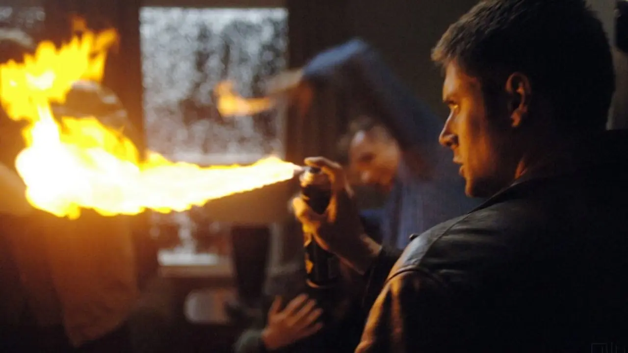 Dean Winchester houdt een blikje haarlak vast waar een vlam uit komt Dean Winchester houdt een blikje haarlak vast waar een vlam uit komt