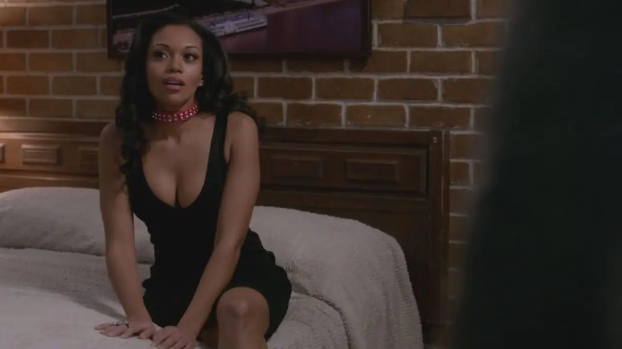 Uma mulher negra sentada em uma cama usando uma coleira de cachorro em um episódio de Supernatural Uma mulher negra sentada em uma cama usando uma coleira de cachorro em um episódio de Supernatural