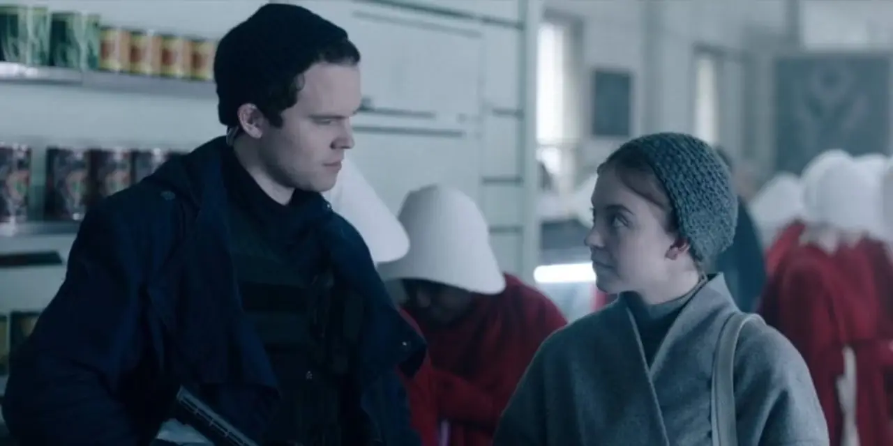 The Handmaid's Tale에서 이야기를 나누는 아이작과 에덴 The Handmaid's Tale에서 이야기를 나누는 아이작과 에덴