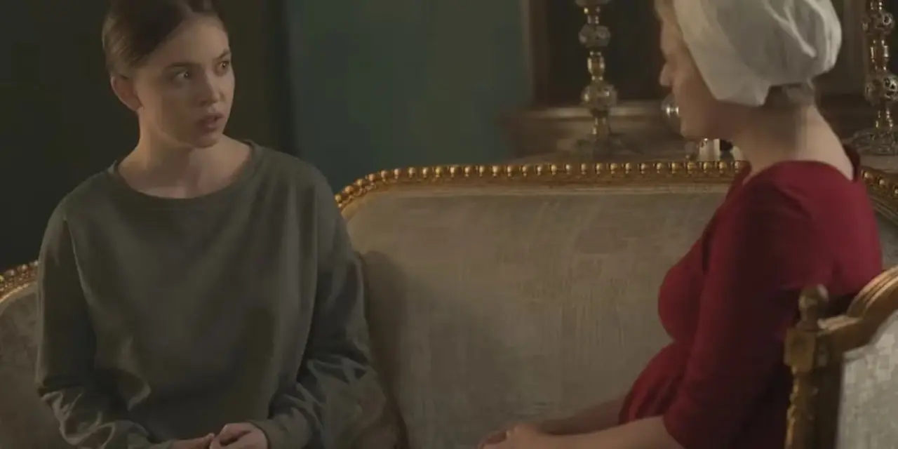 The Handmaid's Tale에서 Eden과 June은 소파에 앉아 이야기를 나누고 있습니다. The Handmaid's Tale에서 Eden과 June은 소파에 앉아 이야기를 나누고 있습니다.
