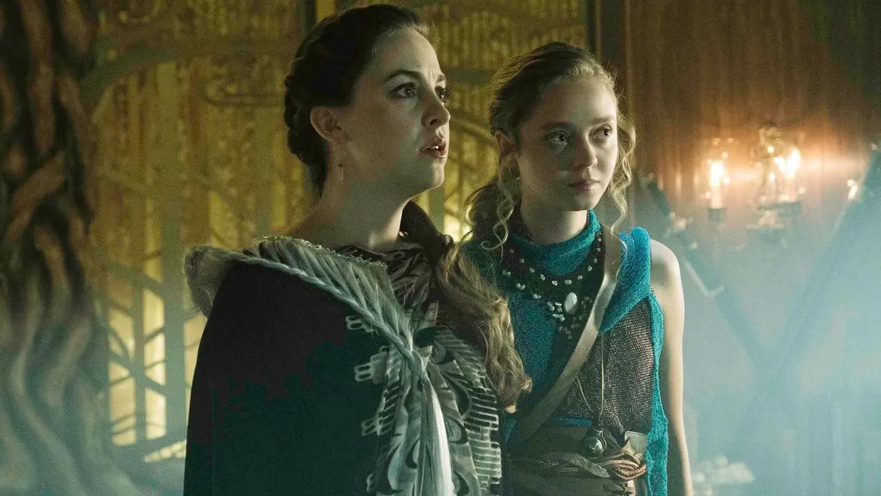 Brittany Curran y Madeleine Arthur en Los magos.