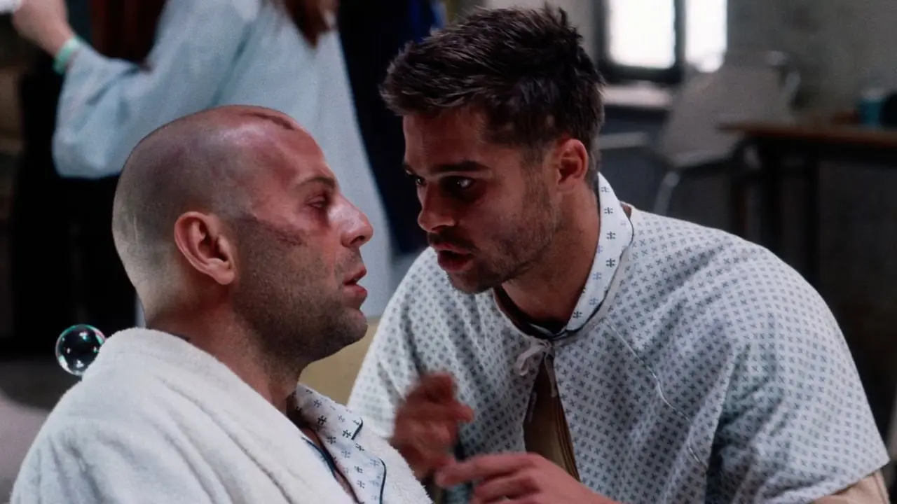 James Cole (Bruce Willis) og Jeffrey Goines (Brad Pitt) snakker med hverandre på et sykehus i 12 Monkeys James Cole (Bruce Willis) og Jeffrey Goines (Brad Pitt) snakker med hverandre på et sykehus i 12 Monkeys