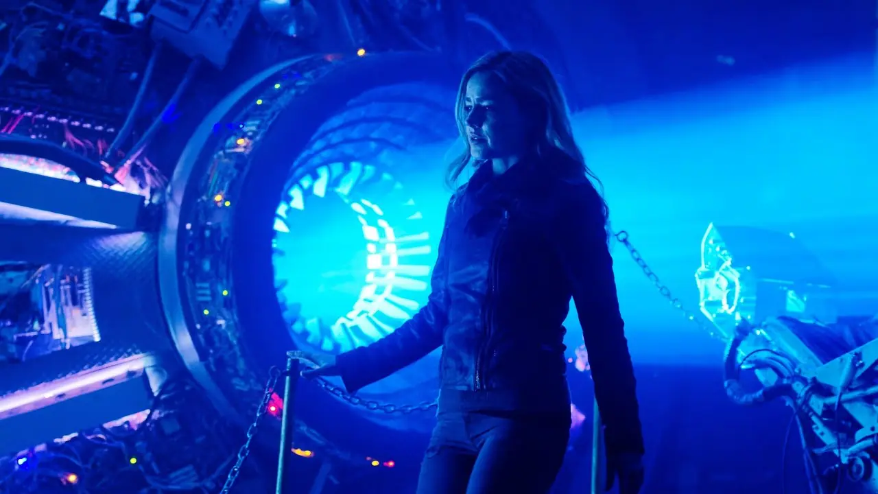 Cassandra Railly (Amanda Schull) står framför en tidsreseapparat i tv-programmet 12 Monkeys. Cassandra Railly (Amanda Schull) står framför en tidsreseapparat i tv-programmet 12 Monkeys.