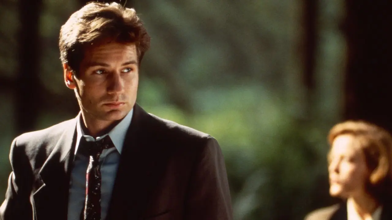 Fortfarande av David Duchovny som Fox Mulder i The X-Files.