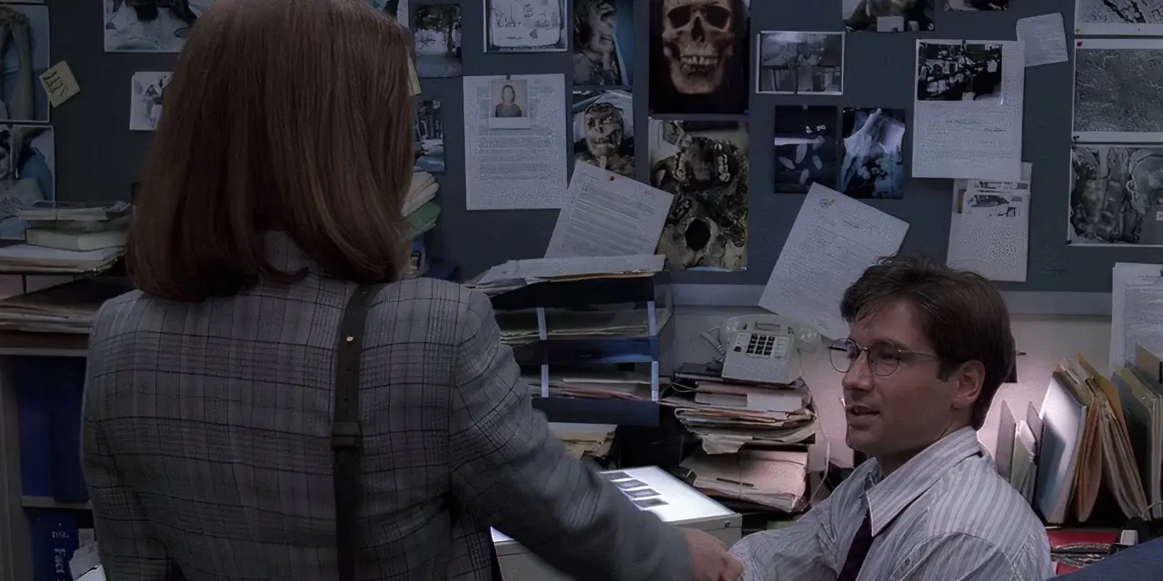 Mulder (David Duchovny) och Scully (Gillian Anderson) möts första gången i X-Files-piloten. Mulder (David Duchovny) och Scully (Gillian Anderson) möts första gången i X-Files-piloten.
